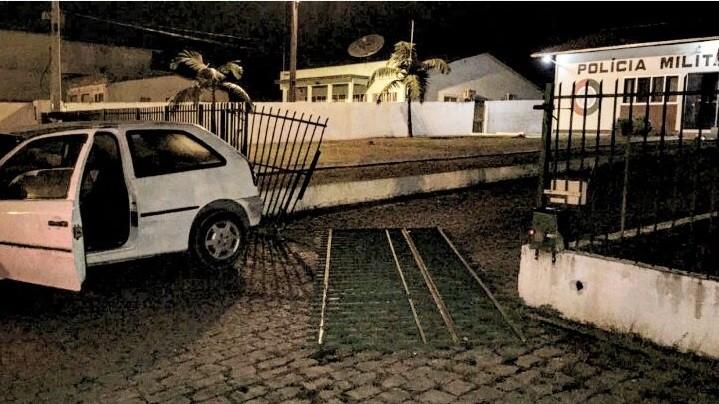 Bêbado, motorista colide no portão do quartel da Polícia Militar