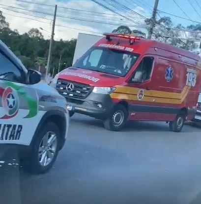 Acidente envolvendo carro do município de Criciúma mata motociclista no bairro Santa Luzia