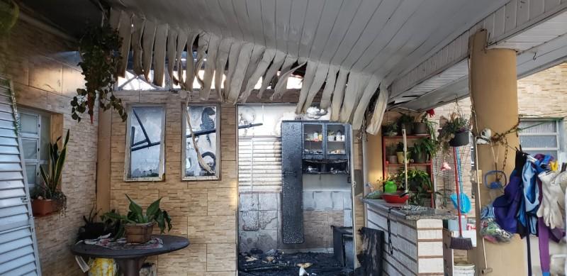 Em Laguna, residência é parcialmente destruída por incêndio 