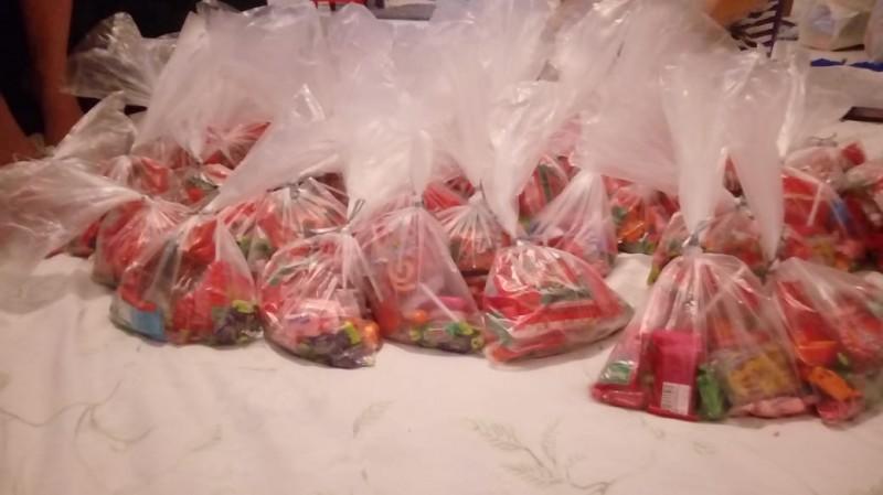 Voluntários arrecadam doces para o Dia das Crianças