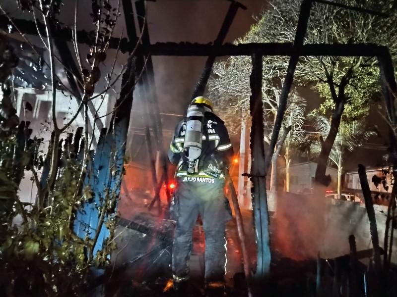 Casa abandonada pega fogo em Criciúma