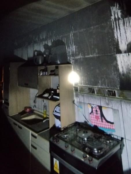 Moradores combatem incêndio em apartamento com extintores em Jacinto Machado 