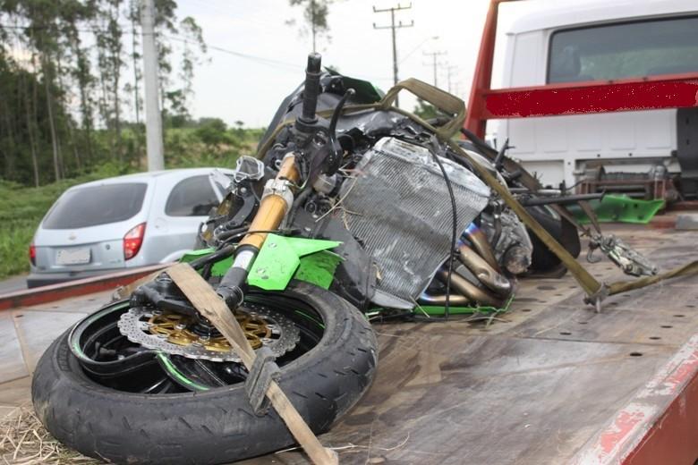 Após colisão frontal, motociclistas de 55 e 21 anos morrem