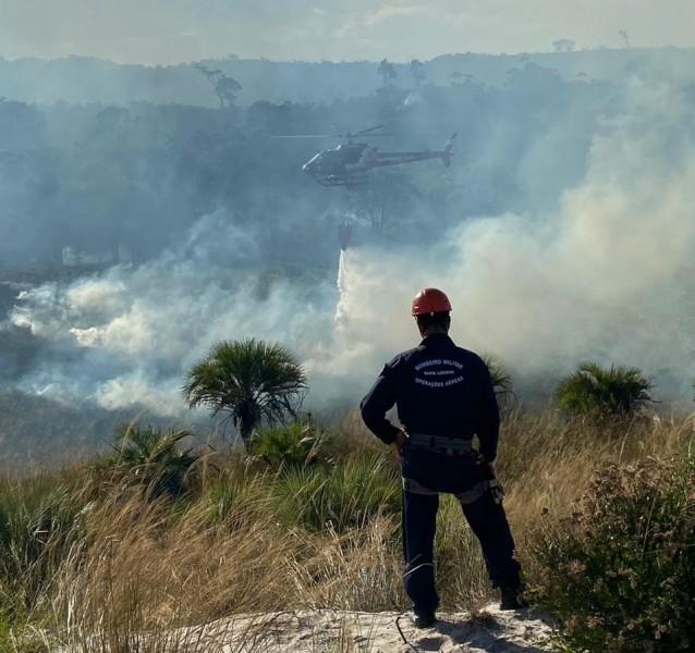 Com apoio do helicóptero Arcanjo, bombeiros combatem incêndio em vegetação 
