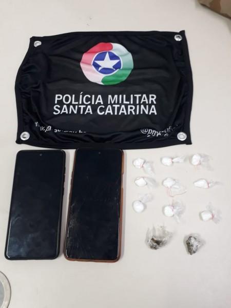 Suspeito confessa tráfico de drogas e é preso pela Polícia Militar