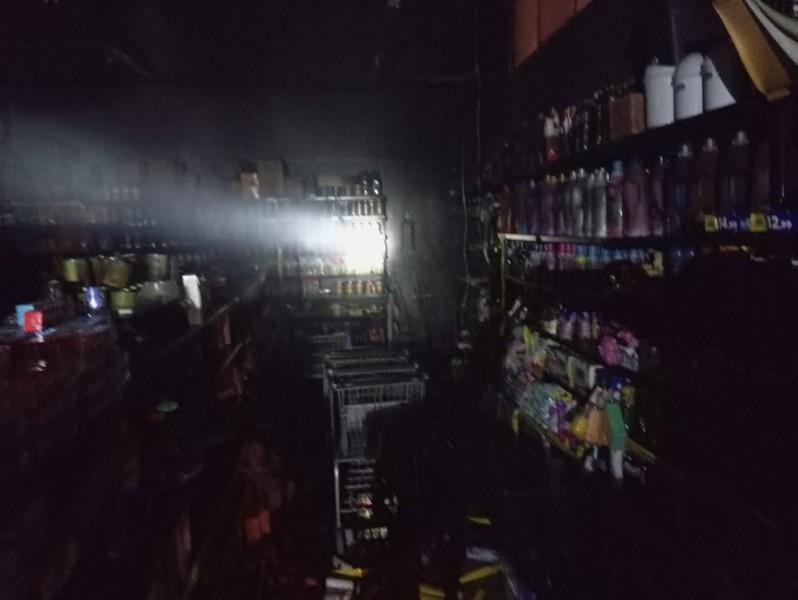 Bombeiros combatem incêndio que atingiu mercado em Balneário Gaivota