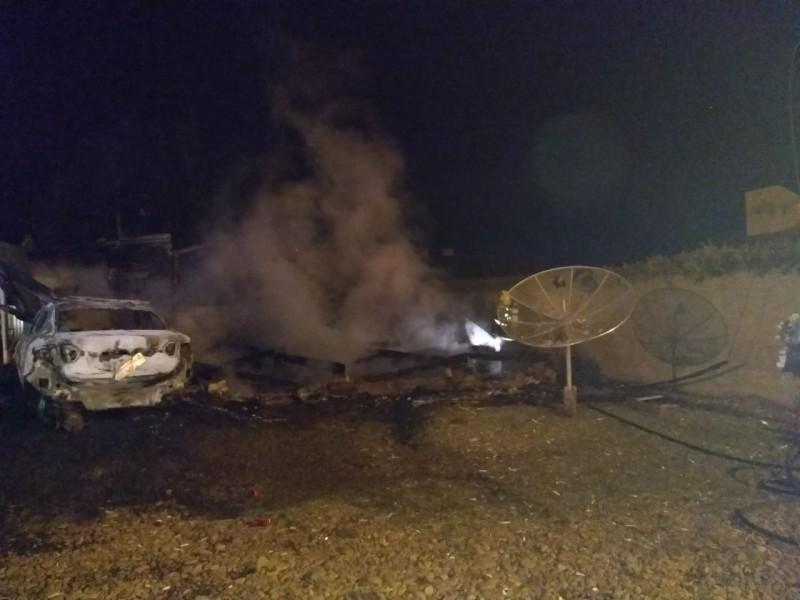Residência é consumida por incêndio, em Praia Grande 