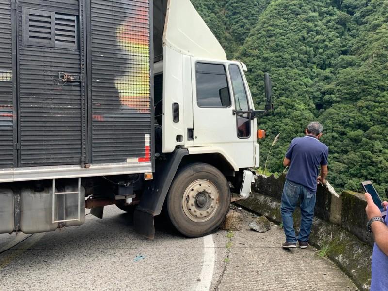 Caminhão com problema mecânico interdita Serra do Rio do Rastro por aproximadamente três horas