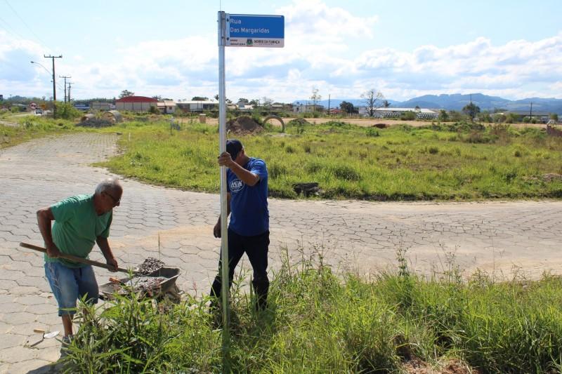 Demutran instala placas de logradouro no Loteamento Santa Clara