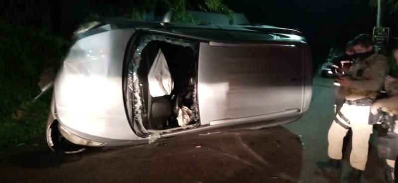 Motorista perde o controle da direção e capota veículo no Morro da Glória em Laguna
