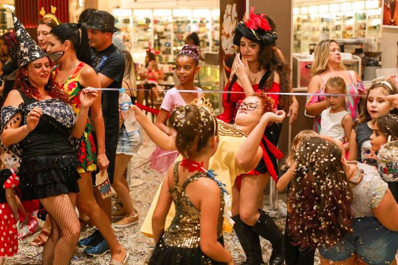 Criciúma Shopping realiza 9º Bailinho de Carnaval nesta terça-feira