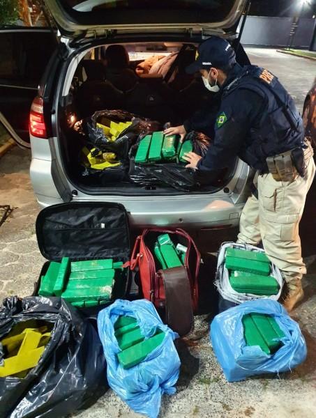 Duas pessoas são presas com quase 220kg de maconha na BR-101 em Imbituba