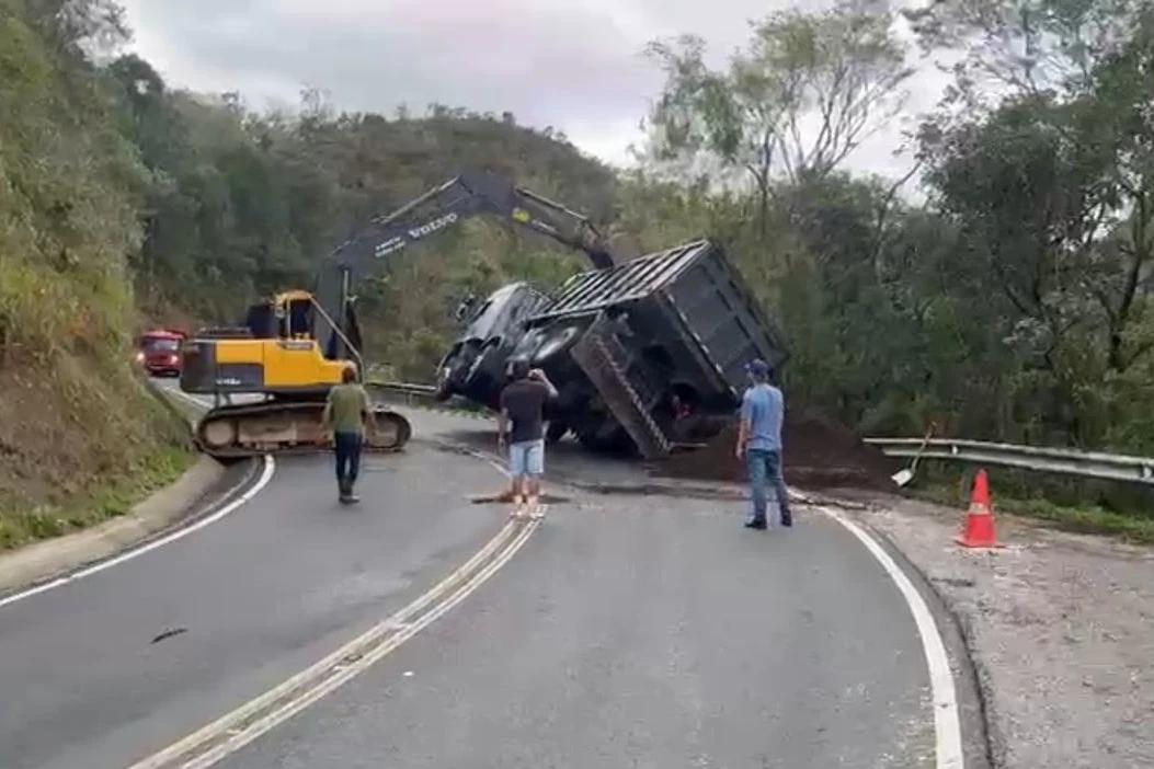 Vídeo: caminhão carregado de esterco tomba na Serra do Rio do Rastro