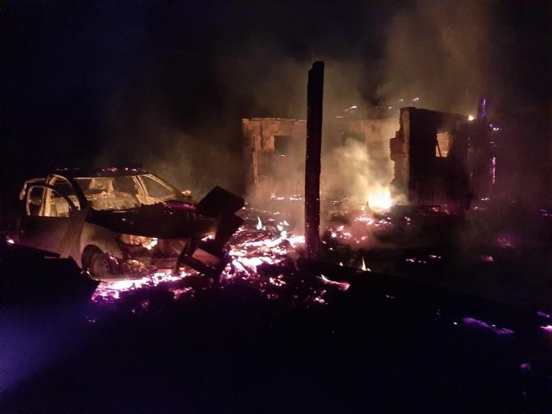 Casa e carro são consumidos por incêndio em Praia Grande