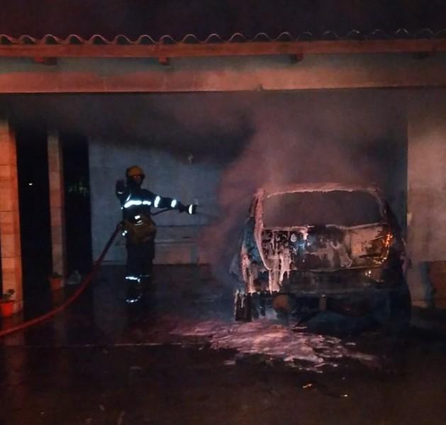 Laguna: bombeiros combatem incêndio em carro e telhado de garagem