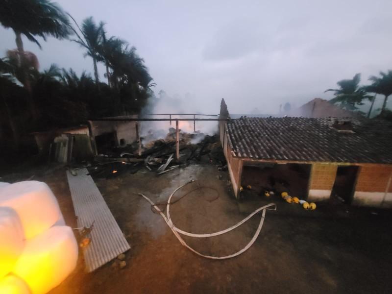 Bombeiros combatem incêndio em galpão agrícola em Orleans