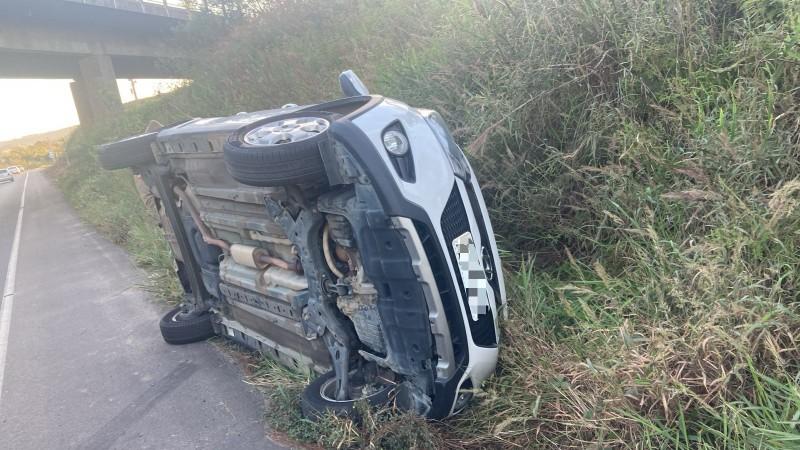Criciúma: assaltante rouba carro no bairro Pio Corrêa e capota veículo durante a fuga