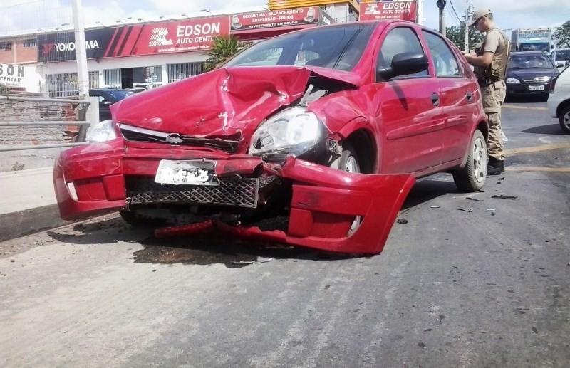 Colisão na Álvaro Catão fere casal de idosos