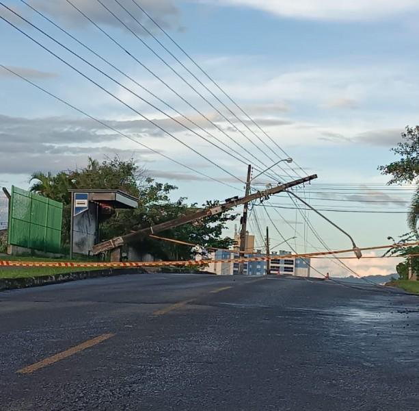Poste cai após acidente e rua é isolada em Criciúma 