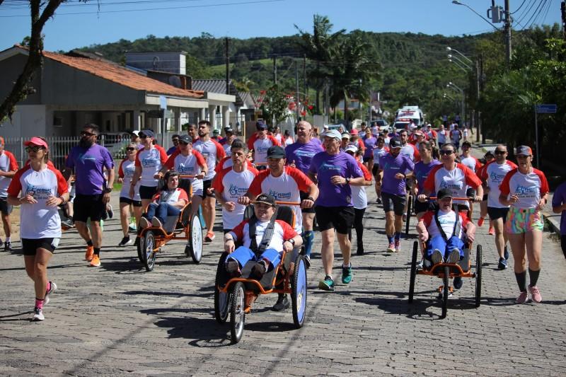 Alunos da Apae vivem experiência de uma corrida de rua em Cocal do Sul 