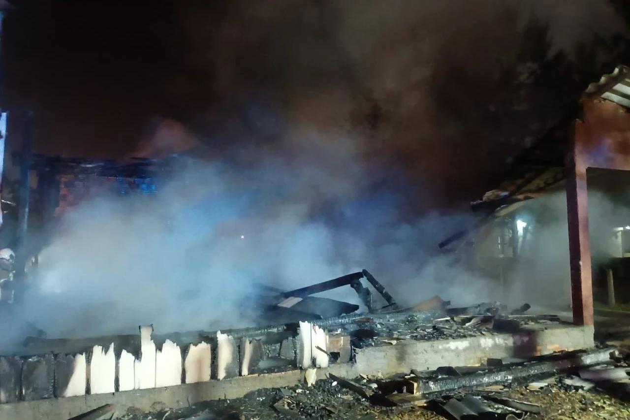 Incêndio destrói casa de veraneio em Jaguaruna