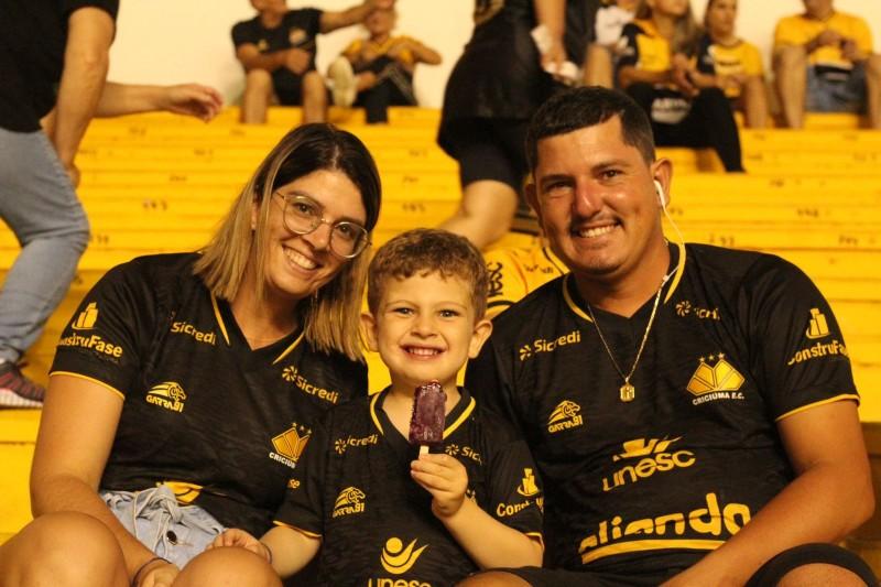 Torcida carvoeira comemora vitória do Tigre no Majestoso