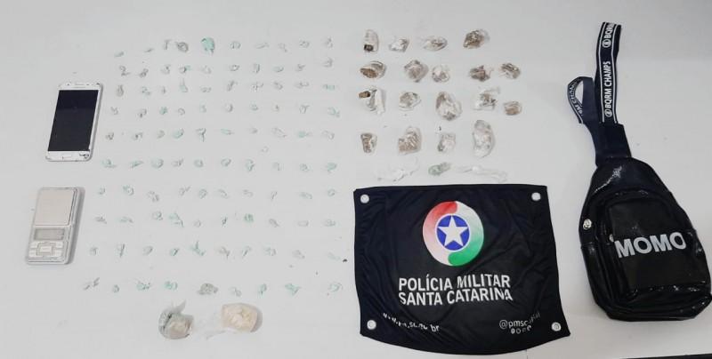 PM apreende crack, cocaína e maconha no bairro Renascer, em Criciúma