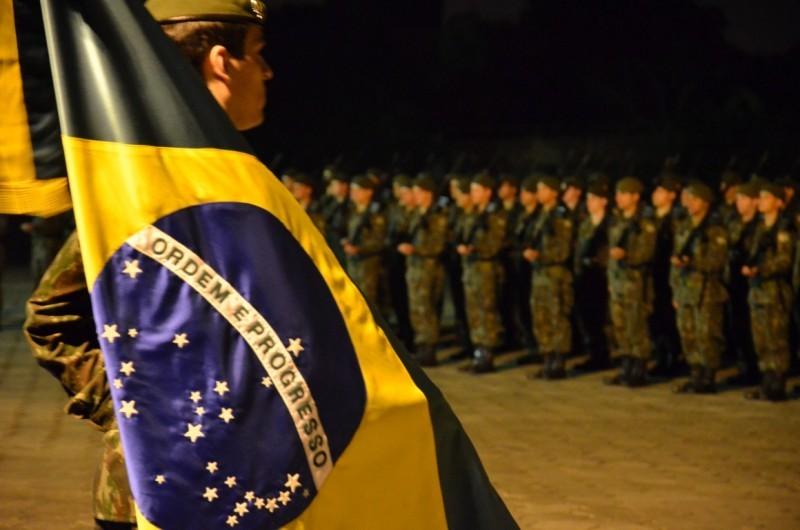 Banda percorre ruas de Criciúma para comemorar aniversário do 28° GAC