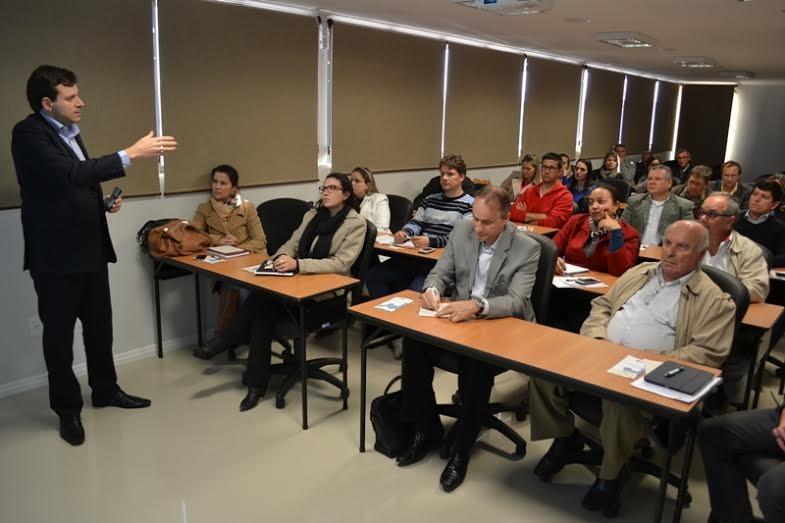 Representantes de indústrias químicas recebem informações sobre nova legislação