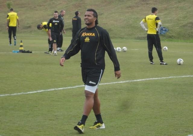Tigre corre contra o tempo para regularizar Zé Carlos