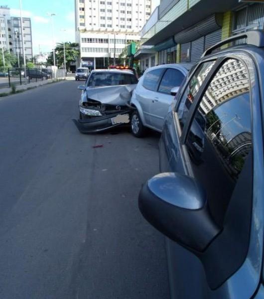 Motorista colide seu veículo em três carros estacionados