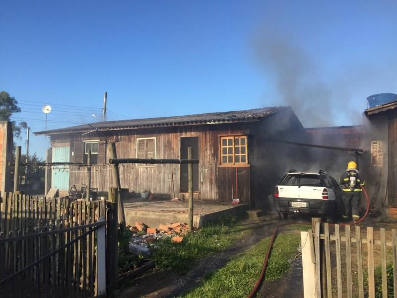 Incêndio atinge veículo em Maracajá 