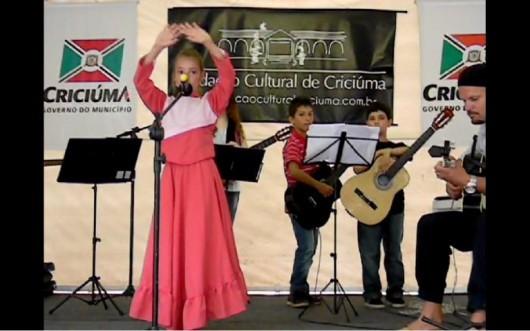 Estudantes apresentam número musical na Feira do Livro