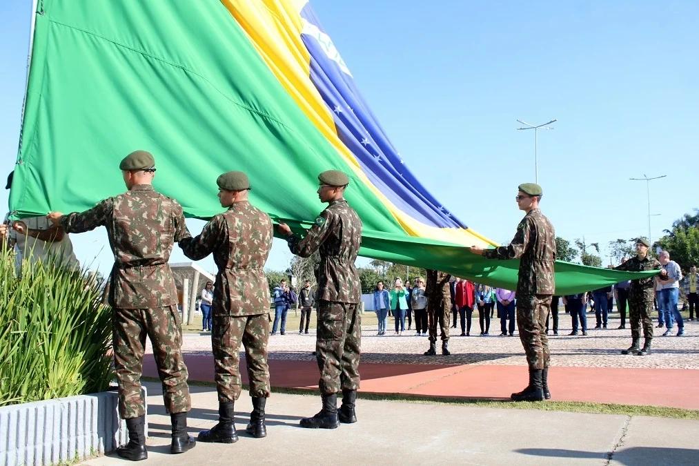 Semana da Pátria inicia com cerimônia de troca da bandeira do Brasil em Criciúma