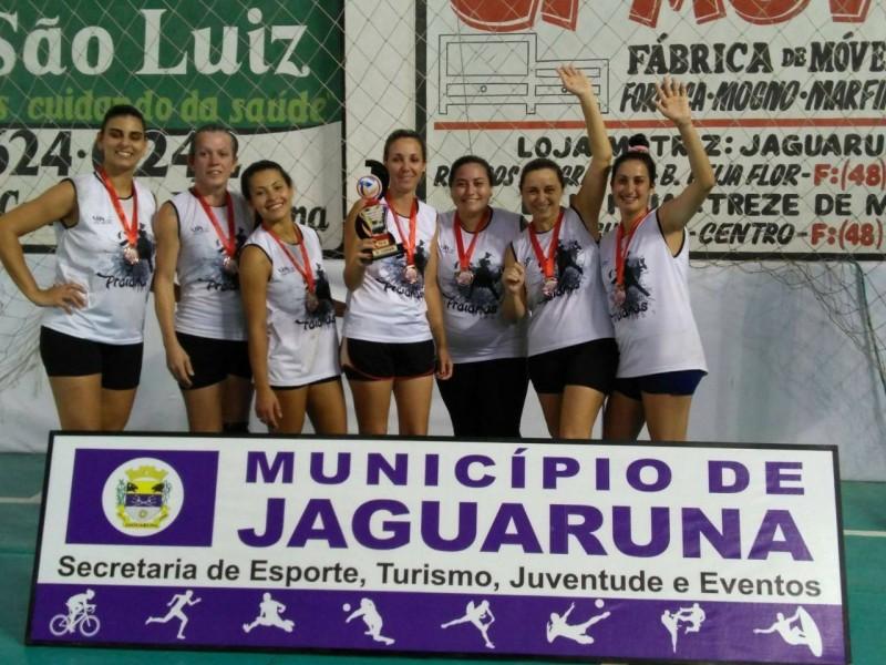 Meninas buscam patrocínio para jogar o Sul Catarinense de Vôlei