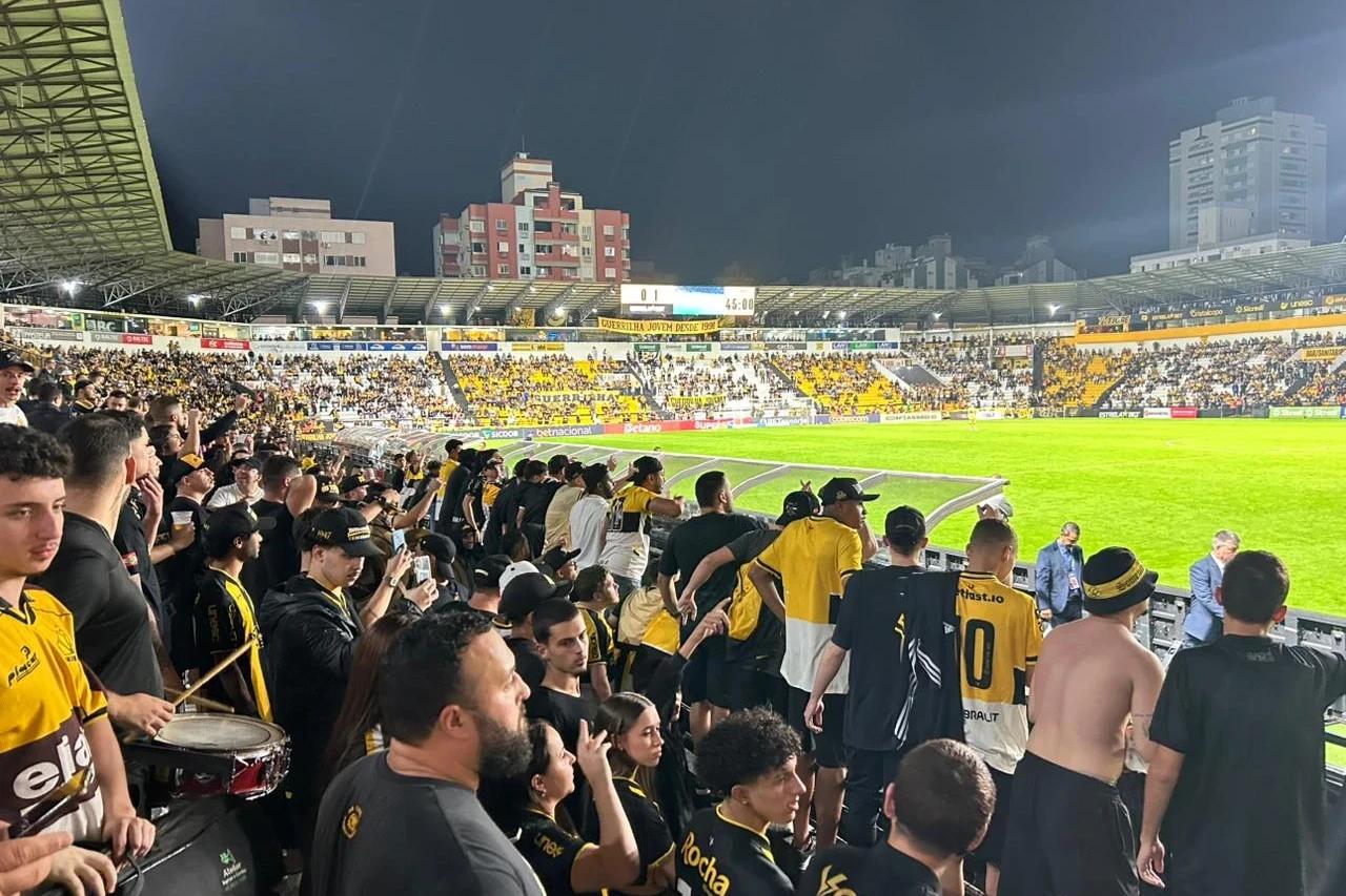 Vídeo: "Ah, mas que saudade de quando o Criciúma jogava com vontade", protesta torcida carvoeira após derrota