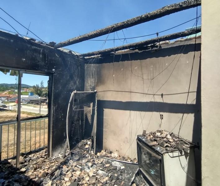 Vídeo: incêndio atinge 14 apartamentos em Orleans; uma pessoa foi resgatada da edificação