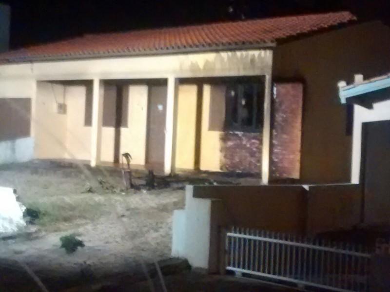 Casa é parcialmente consumida pelo fogo no Baln. Campo Bom 
