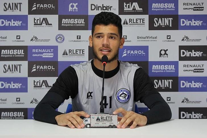 Goleiro Arthur é promovido ao elenco principal do Atlético Tubarão