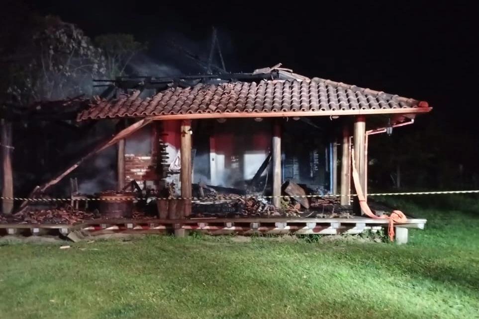 Bombeiros utilizam 25 mil litros de água para combate de incêndio em residência familiar