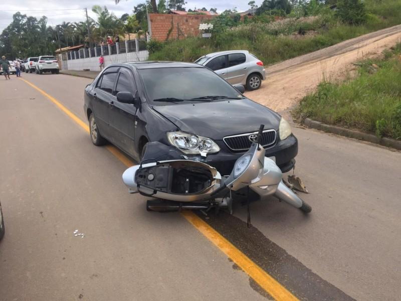 Motociclista fica gravemente ferida após colisão em Sangão