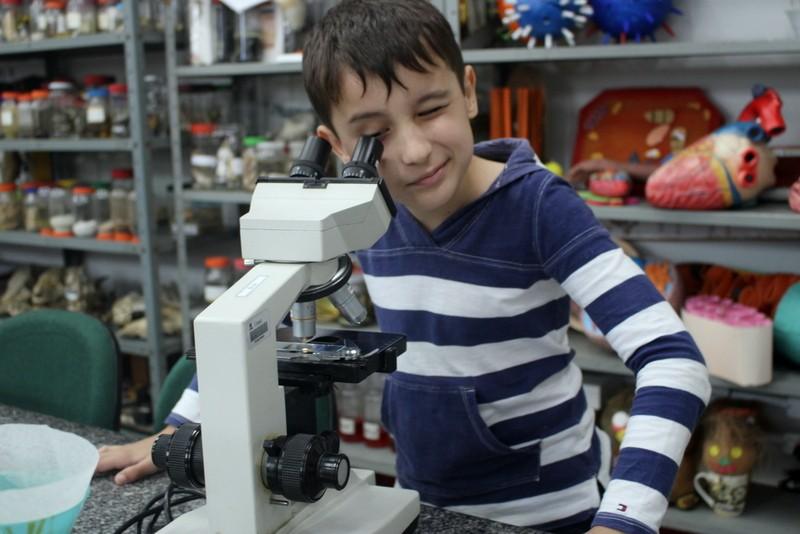 Crianças com altas habilidades cognitivas fazem experimentos nos laboratórios da Unesc