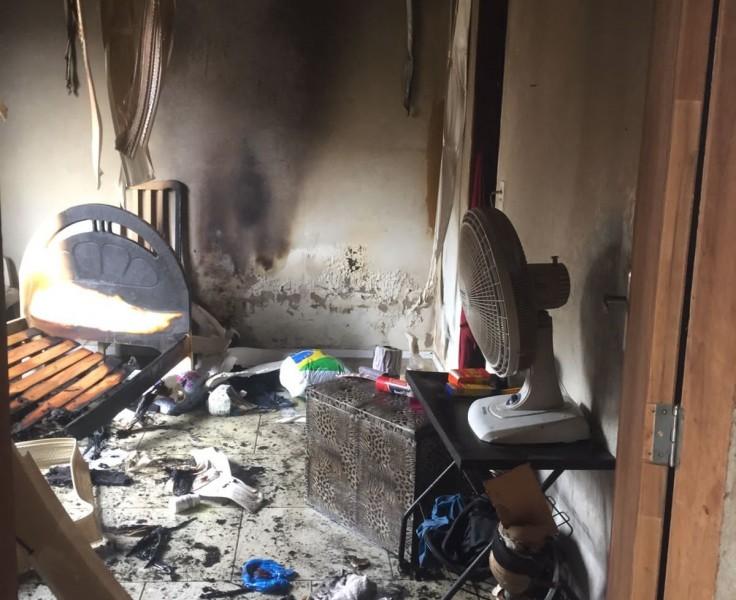 Casa é danificada por incêndio no bairro Naspolini, em Morro da Fumaça
