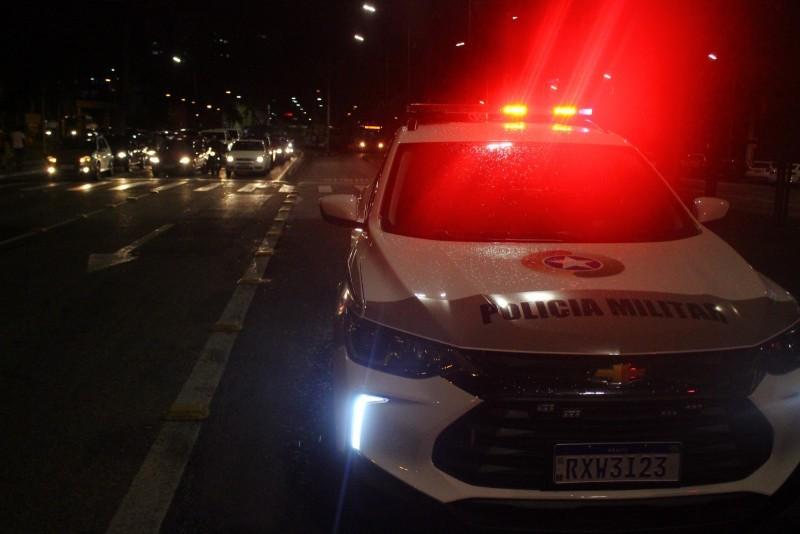 Com golpes de faca, homem agride companheira em Turvo