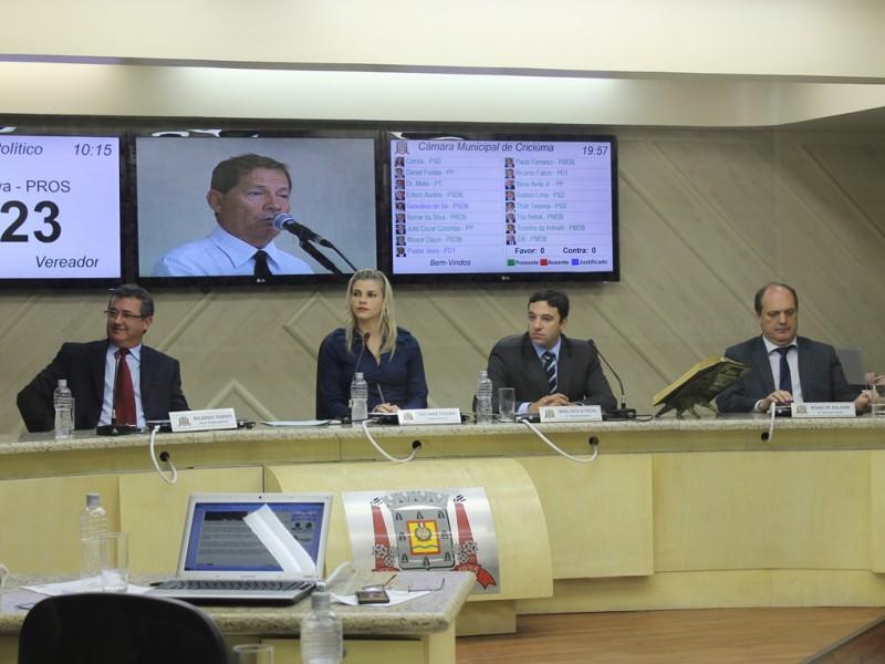 Vereadores aprovam aumento salarial para secretariado de Criciúma
