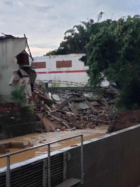 Ginásio de esportes desaba parcialmente no bairro Santa Bárbara 