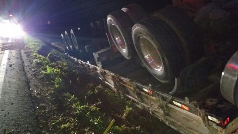 Caminhoneiro capota e fica preso às ferragens na BR-101