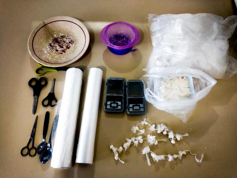 Adolescente é apreendido e casal é preso fracionando droga em apartamento em Tubarão