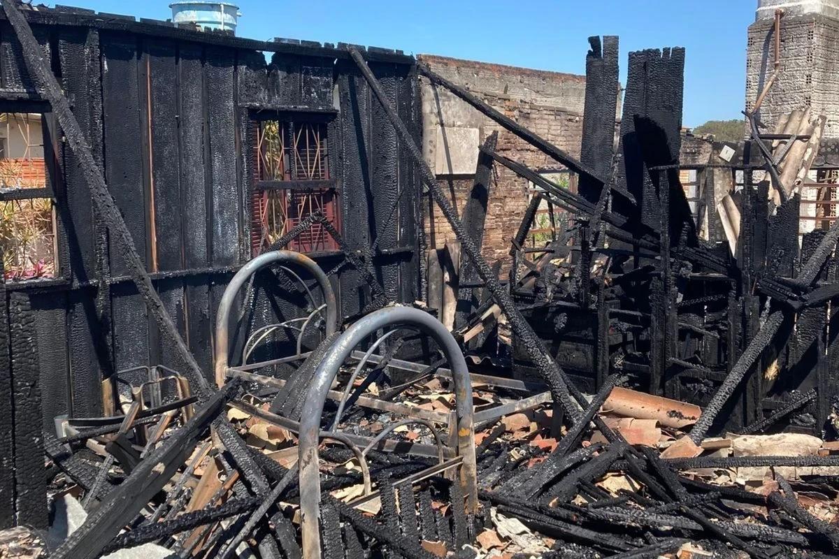 Idosa morre durante incêndio em casa de madeira