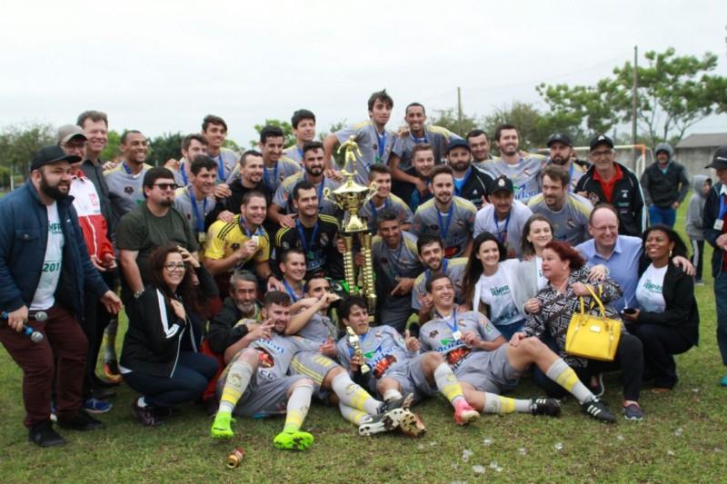 Real faz a festa e levanta a taça no Içarense